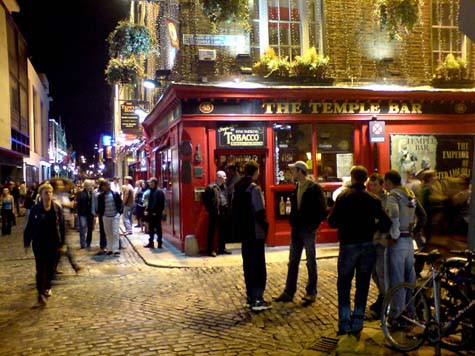 Điều bạn cảm nhận đầu tiên và thật sự gây ấn tượng với bạn khi đến thành phố này chính là sức trẻ. Không khí vui nhộn, sôi nổi, náo nhiệt tràn ngập trên khắp đường phố, trong những quán Bar…khác hẳn không khí trầm, mang không khí già nua của nhiều thành phố Châu Âu. Để rồi, bỗng nhiên bạn cũng sẽ cảm thấy mình hối hả yêu đời và tràn trề sức sống... Điều bạn cảm nhận đầu tiên và thật sự gây ấn tượng với bạn khi đến thành phố này chính là sức trẻ. Không khí vui nhộn, sôi nổi, náo nhiệt tràn ngập trên khắp đường phố, trong những quán Bar…khác hẳn không khí trầm, mang không khí già nua của nhiều thành phố Châu Âu. Để rồi, bỗng nhiên bạn cũng sẽ cảm thấy mình hối hả yêu đời và tràn trề sức sống...