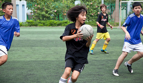 Đội nam trường Việt Úc Hà Nội(áo xanh) và trường Quốc tế Hà Nội