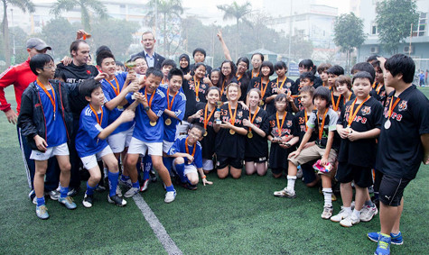Đội trường Việt Úc Hà Nội vô địch.Đại sứ Ireland tại Việt Nam Damien Cole trao huy chương và cúp cho các đội đoạt giải, và chụp ảnh lưu niệm cùng các cầu thủ.