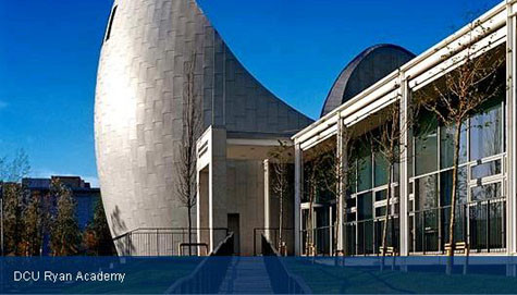 9. Trường Đại học của các doanh nghiệp DCU đảm bảo chất lượng giảng dạy trong tất cả các chương trình học của mình. Ủy ban tư vấn doanh nghiệp của trường bao gồm các thành viên là những nhà lãnh đạo hàng đầu của các doanh nghiệp, giúp trang bị cho sinh viên tốt nghiệp đầy đủ các kiến thức và kỹ năng mà thị trường yêu cầu. Trường là thành viên của Nhóm các trường đại học sáng tạo của châu Âu (gọi tắt là ECIU). ECIU là một mạng lưới 11 trường đại học danh tiếng của châu Âu có cùng định hướng về sáng tạo và định hướng doanh nghiệp. Ảnh: Học viện Ryan thuộc UCD chuyên ngành về thành lập và phát triển doanh nghiệp. Hàng năm Học viện Ryan đào tạo ra những doanh nhân có kỹ năng kinh doanh và quản lý doanh nghiệp hàng đầu thế giới. 9. Trường Đại học của các doanh nghiệp DCU đảm bảo chất lượng giảng dạy trong tất cả các chương trình học của mình. Ủy ban tư vấn doanh nghiệp của trường bao gồm các thành viên là những nhà lãnh đạo hàng đầu của các doanh nghiệp, giúp trang bị cho sinh viên tốt nghiệp đầy đủ các kiến thức và kỹ năng mà thị trường yêu cầu. Trường là thành viên của Nhóm các trường đại học sáng tạo của châu Âu (gọi tắt là ECIU). ECIU là một mạng lưới 11 trường đại học danh tiếng của châu Âu có cùng định hướng về sáng tạo và định hướng doanh nghiệp. Ảnh: Học viện Ryan thuộc UCD chuyên ngành về thành lập và phát triển doanh nghiệp. Hàng năm Học viện Ryan đào tạo ra những doanh nhân có kỹ năng kinh doanh và quản lý doanh nghiệp hàng đầu thế giới.