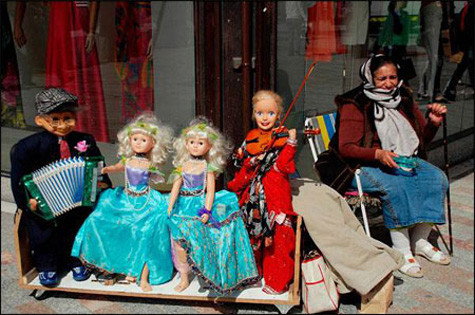 Lang thang ngày cuối tuần, bạn có thể hòa nhịp với những ca khúc của người dân địa phương tại cổng mua sắm trên đường St. Patrick và những khu phố lân cận. Trong ảnh là một dàn hợp ca của búp bê.