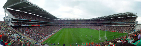 Trận chung kết Gaelic toàn Ireland năm 2004 tại sân Croke Park, Dublin. Sân Croke được xây dựng đầu tiên từ năm 1884, là trụ sở của Hiệp hội các vận động viên Gaelic Football. Trận chung kết Gaelic toàn Ireland năm 2004 tại sân Croke Park, Dublin. Sân Croke được xây dựng đầu tiên từ năm 1884, là trụ sở của Hiệp hội các vận động viên Gaelic Football.