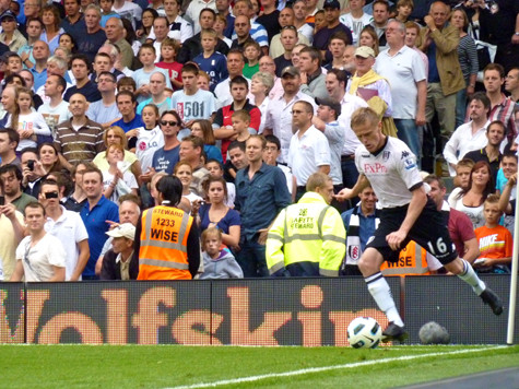 Damien Duff thực hiện pha phạt góc trong trận gặp M.U tháng 8/2010 Damien Duff thực hiện pha phạt góc trong trận gặp M.U tháng 8/2010