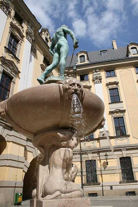 Bức tượng đài nổi tiếng phía bên ngoài trường