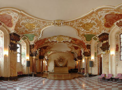 Các bức tường cầu kỳ, sàn đá cẩm thạch và hoa văn uốn lượn vô cùng lộng lẫy