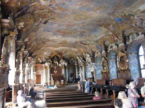 Đứng bên trong viện bảo tàng hoành tráng này, người xem bị choáng ngợp bởi những tia sáng kỳ bí xuất hiện khắp nơi mà không ai có thể tìm ra điểm xuất phát, hay những âm thanh vọng lại dù chỉ từ một cử động khẽ khàng. Từng món nội thất mang đậm chất cổ điển và từng nét hoa văn trang trí uốn lượn hình oval xuất hiện ở khắp mọi nơi.