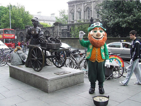 Du khách tới Dublin chắc chắn sẽ bắt gặp chú Leprechaun trên góc phố Du khách tới Dublin chắc chắn sẽ bắt gặp chú Leprechaun trên góc phố