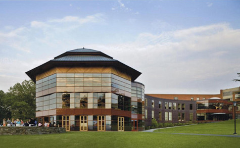 9. Trường Hotchkiss Học phí một năm: 56.599 USD Địa chỉ: Lakeville, tiểu bang Connecticut, Hoa Kỳ. Năm thành lập: 1891 Khuôn viên trường rộng 827 mẫu. Khu thể thao bao gồm 15 sân tennis ngoài trời, hai sân khúc côn cầu và sân golf. Sinh viên của trường đến từ khắp các bang của Hoa Kỳ và 28 quốc gia khác. Ngôi trường này giảng dạy nhiều ngôn ngữ khác nhau như Trung Quốc, tiếng Pháp, tiếng Đức, tiếng Latin, tiếng Hy Lạp, Tây Ban Nha và tiếng Nga.