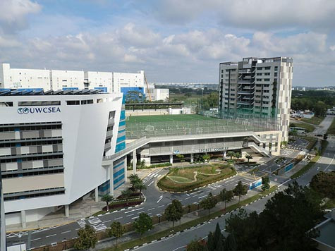 8. Trường Quốc tế United World College của Đông Nam Á Học phí một năm: 60.378 USD Địa chỉ: Dover, Singapore. Thành lập năm 1971. Một năm trường tuyển sinh khoảng 3.000 học sinh từ mẫu giáo đến lớp 12. Khu vận động của trường gồm 20 sân cầu lông, 6 sân bóng chuyền và hai hồ bơi kích thước chuẩn của hồ bơi Olympic. Học sinh đến từ 39 quốc gia khác nhau. Đặc biệt khuôn viên trường được xây dựng thân thiện với môi trường nhờ các hệ thống thu nhận năng lượng mặt trời lớn nhất thế giới và các máy điều hòa không khí khổng lồ.