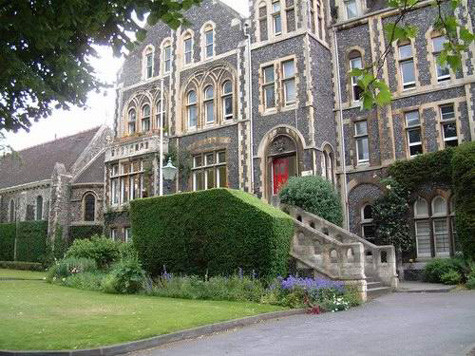 1. ĐH Institut Le Rosey Học phí một năm: 124.165 USD Địa điểm: Rolle, Thụy Sĩ. Năm thành lập: 1880 Sinh viên tại đây được theo học 4 ngôn ngữ. Cơ sở vật chất của trường ở mức “đỉnh” gồm 10 sân tennis, 1 trung tâm đua ngựa và công viên ván trượt. Khuôn viên trường nằm trên gần 70 mẫu đất.