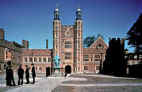 7. Eton College Học phí một năm: 62.654 USD. Địa chỉ: Windsor, nước Anh. Năm thành lập: 1440 Một năm trường chỉ tuyển sinh khoảng 1300 nam sinh ở độ tuổi từ 13 đến 18. 19 vị Bộ trưởng Anh và các vận động viên Olympic nổi tiếng đều xuất thân từ ngôi trường danh giá này.