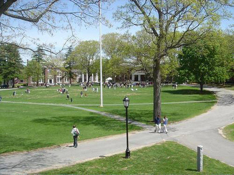 6. Trung học Middlesex Học phí một năm: 62.784 USD. Địa chỉ: Concord, Massachusetts, Hoa Kỳ. Năm thành lập: 1901 Hàng năm trường tuyển sinh khoảng hơn 375 học sinh từ lớp 9 đến lớp 12. Sinh viên đến từ 18 quốc gia khác nhau trên thế giới. 29 môn thể thao được huấn luyện trong khuôn viên trường.