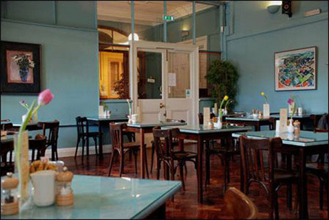 Phòng trưng bày nghệ thuật và quán cà phê Crawford là một điển hình cho danh tiếng của những quán cà phê - nghệ thuật. Thực đơn thay đổi hàng ngày, cà phê ngon, cộng thêm niềm vui được thưởng thức các tác phẩm nghệ thuật là những thứ du khách có thể nhận được khi đến nơi này.