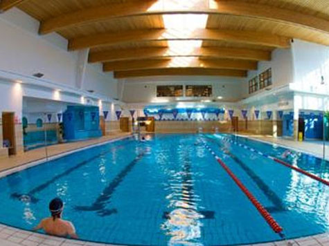 8. Khu thể thao phức hợp hiện đại DCU nổi tiếng là vườn ươm của các tài năng thể thao và có khu tập luyện thể thao tiêu chuẩn cao. Rất nhiều sinh viên của DCU được chơi trong các giải đá bóng quốc gia. Trong năm nay có 5 sinh viên của DCU tham gia vào thế vận hội London. Cơ sở vật chất trong khu phức hợp thể thao bao gồm bể bơi 25 mét, spa, khu tập gym, bóng rổ và khu chạy trong nhà. Ảnh: Khu thể thao hỗ hợp đáp ứng mọi nhu cầu hoạt động thể thao ngoài trời và trong nhà. 8. Khu thể thao phức hợp hiện đại DCU nổi tiếng là vườn ươm của các tài năng thể thao và có khu tập luyện thể thao tiêu chuẩn cao. Rất nhiều sinh viên của DCU được chơi trong các giải đá bóng quốc gia. Trong năm nay có 5 sinh viên của DCU tham gia vào thế vận hội London. Cơ sở vật chất trong khu phức hợp thể thao bao gồm bể bơi 25 mét, spa, khu tập gym, bóng rổ và khu chạy trong nhà. Ảnh: Khu thể thao hỗ hợp đáp ứng mọi nhu cầu hoạt động thể thao ngoài trời và trong nhà.