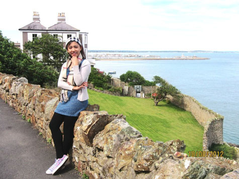 Cảnh đẹp từ con đường mòn dẫn tới Vách núi Howth (Howth’s Cliff) Nguyễn Mai Phương, đang theo học Thạc sĩ về marketing tại Trường Quản trị Kinh doanh Smurfit, Đại học Tổng hợp Dublin, theo chương trình học bổng IDEAS của Irish Aid 2012-2013