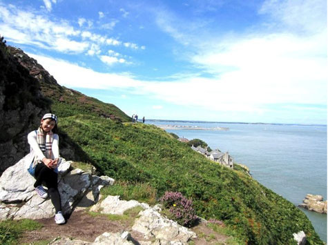 Howth’s cliff, những người dân địa phương ở đây chỉ mở dịch vụ vào cuối tuần, vì thế những ngày trong tuần họ thường mang sách lên đỉnh Cliff đọc, ngắm nhìn biển từ độ cao này cảm giác vô cùng tự do và thư thái.