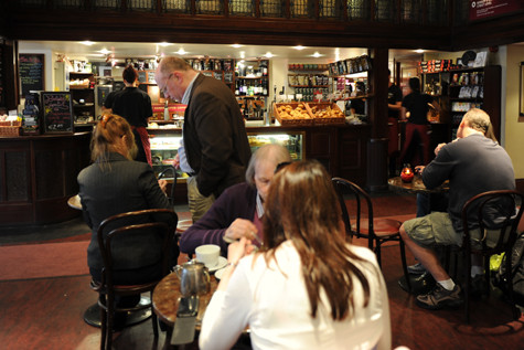 Cửa sổ Bewleys Coffee với những tác phẩm điêu khắc của chính chủ quán Cửa sổ Bewleys Coffee với những tác phẩm điêu khắc của chính chủ quán