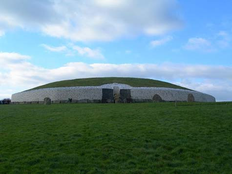Newgrange được xây dựng trước các kim tự tháp ở Ai Cập 500 năm và xây trước vòng tròn đá Stonehenge ở Anh 1000 năm. Newgrange được xây dựng trước các kim tự tháp ở Ai Cập 500 năm và xây trước vòng tròn đá Stonehenge ở Anh 1000 năm.