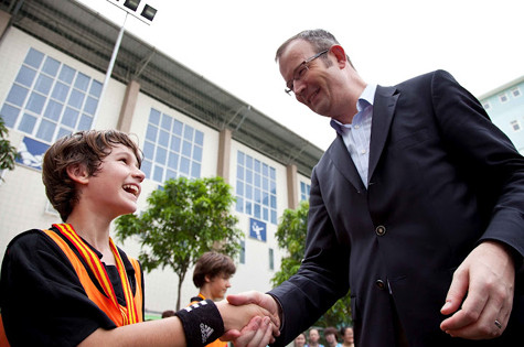 Đại sứ Ireland tại Việt Nam Damien Cole tặng huy chương cho các cầu thủ đạt giải