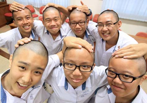 Cuối buổi từ thiện, toàn trường thu về 1.000 USD (khoảng 22 triệu VNĐ). Hiệu trưởng nhà trường, bà Su Li Ling, cho biết bà rất ngạc nhiên và xúc động "bởi tinh thần của các giáo viên và học sinh tình nguyện đóng góp phần tóc của họ cho tổ chức từ thiện". Chương trình có thể tiếp tục được nhân rộng trong thời gian tới. (Ảnh: Ai cũng vui vẻ vì đã góp phần ủng hộ cho quỹ từ thiện)