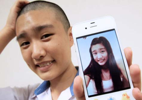 Nữ sinh Guan Minhui, 16 tuổi đã cắt đi mái tóc dài đến thắt lưng để thu về 60 USD (khoảng 1,3 triệu VNĐ) để góp vào quỹ ủng hộ. Cư dân mạng đã mô tả cô học sinh trọc đầu này như một "cô gái xinh đẹp với trái tim nhân hậu". Sau khi cắt tóc, Guan Minhui vui vẻ cho biết cô bạn nhận thấy mình đẹp và “nhẹ nhàng” hơn.