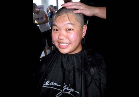 Khoảng 25 học sinh và giáo viên đã tham gia vào sự kiện để gây quỹ cho CCF. Không chỉ có các nam sinh mà ngay cả các nữ sinh trong trường cũng sẵn sàng cạo trọc đầu. (Ảnh: Các bạn ấy rất hào hứng... "cạo đầu" nhé)