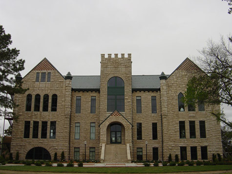 Cao đẳng Sterling – 105 sinh viên Nằm trong dãy núi xanh phía bắc của Vermont (là một tiểu bang Hoa Kỳ nằm trong vùng New England), Sterling College đào tạo 6 lĩnh vực nghiên cứu môi trường: Nông nghiệp bền vững, Bảo tồn Sinh thái học, Giáo dục ngoài trời, Môi trường nhân văn, Lịch sử tự nhiên và Nghiên cứu vùng bắc Mỹ. Mục tiêu của Sterling tập trung vào giáo dục kinh nghiệm, dạy sinh viên thông qua kinh nghiệm trực tiếp thực hành.