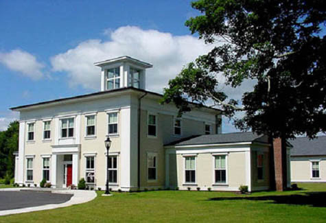 Học viên Nghệ thuật Lyme – 151 sinh viên Chỉ mất hai giờ đồng hồ đi ô tô từ New York để đến ngôi trường này nên những người quan tâm đến nghệ thuật điêu khắc, hội họa đến thăm thú Lyme nhiều hơn là sinh viên đến trường hàng ngày. Học viên Lyme được nhiều người đánh giá cao, thậm chí tờ New York Time ca ngợi: “Học viện Nghệ Thuật Lyme đã góp phần vào sự phục hưng nghệ thuật tranh vẽ và điêu khắc đương đại”.