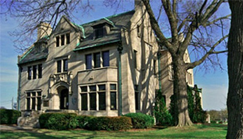 Cao đẳng nghệ thuật Visual – 172 sinh viên Thành lập từ năm 1924, nằm trong top những trường cao đẳng nghệ thuật danh tiếng nước Mỹ, mục tiêu đào tạo của trường là phấn đấu dạy học sinh về tầm quan trọng của việc kết hợp nghệ thuật tạo hình và nghệ thuật tự do. Trường chú trọng nhiều loại hình nghệ thuật khác nhau, từ nghệ thuật in ấn, tác phẩm điêu khắc, hội họa. Ngoài ra, trường còn đào tạo các chuyên ngành liên quan đến thiết kế đồ họa.