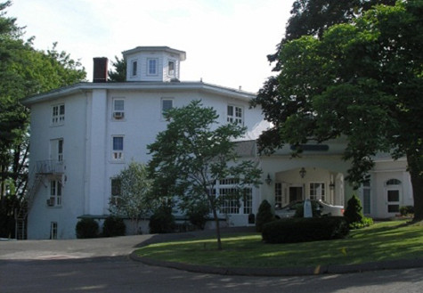 Cao đẳng Holy Apostles – 260 sinh viên Được thành lập vào năm 1956, trường Cao đẳng Holy Apostles tọa lạc tại Cromwell, Connecticut của Mỹ và chỉ tập trung vào đào tạo sinh viên trở thành linh mục và các quan chức các nhà thờ. Lúc đầu, trường chỉ cho sinh viên nam theo học. Trường có diện tích 160,000 m2 và vẻn vẹn 260 sinh viên.