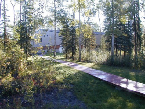 Đại học Alaska Bible – 38 sinh viên Nghe thật khó tin phải không? Nhưng thực tế lại là vậy. Chỉ vẻn vẹn 38 sinh viên, đại học Alaska Bible rất khiêm tốn cả về quy mô đào tạo lẫn diện tích. Thành lập được hơn 40 năm nay, trường này chủ yếu đào tạo sinh viên giúp họ am hiểu về Kinh thánh. Công việc của sinh viên sau khi ra trường là tuyên truyền Thiên chúa giáo. THAM GIA CUỘC THI TÌM HIỂU IRELAND ĐỂ NHẬN GIẢI THƯỞNG LỚN