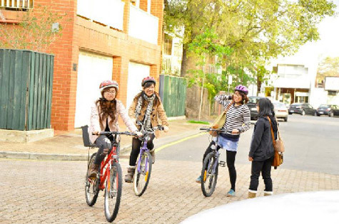 Sự chào đón của những anh chị khóa trên phần nào giúp các bạn du học sinh vững vàng hơn trên con đường phía trước Sự chào đón của những anh chị khóa trên phần nào giúp các bạn du học sinh vững vàng hơn trên con đường phía trước