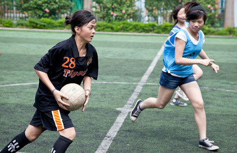 Hai đội tuyển nữ thi đấu