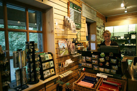 Cửa hàng lưu niệm cạnh lâu đài Blarney. Cửa hàng lưu niệm cạnh lâu đài Blarney.