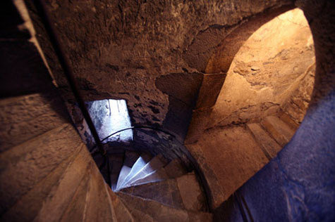 Những bậc thang trong lối đi hẹp thẳng lên đỉnh lâu đài. Những bậc thang trong lối đi hẹp thẳng lên đỉnh lâu đài.