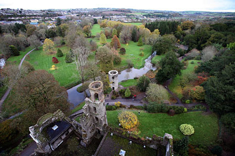 Bao quanh lâu đài là khu rừng cây rộng lớn. Bao quanh lâu đài là khu rừng cây rộng lớn.