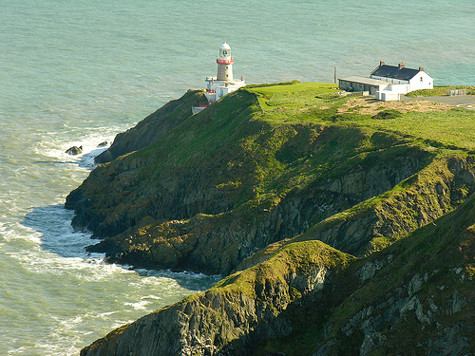 Bắt đầu từ khu vực đậu xe ở vịnh Balscadden, men theo con đường quanh mũi biển Howth lên đỉnh vách đá và tiếp tục leo dốc, bạn sẽ được ngắm phong cảnh tuyệt đẹp của đảo Lambay. Tiếp tục đi lên và rẽ về phía nam, bạn sẽ đi qua ngọn hải đăng Baily. Bắt đầu từ khu vực đậu xe ở vịnh Balscadden, men theo con đường quanh mũi biển Howth lên đỉnh vách đá và tiếp tục leo dốc, bạn sẽ được ngắm phong cảnh tuyệt đẹp của đảo Lambay. Tiếp tục đi lên và rẽ về phía nam, bạn sẽ đi qua ngọn hải đăng Baily.