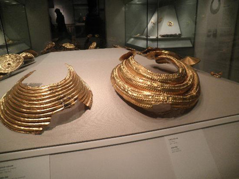 Bộ sưu tập này bao gồm các ví dụ về nghệ thuật Celtic và thời Trung cổ như cúp bạc Chalice Ardagh và trâm bạc mạ vàng Tara cùng với vàng thời tiền sử và di sản thời Viking như tiền xu và thỏi bạc. Cũng có khoảng 3.000 hiện vật trong bộ sưu tập Ai Cập cổ đại của bảo tàng, bao gồm bốn xác ướp, trang sức, mỹ phẩm và các đồ tạo tác khác. Bộ sưu tập này bao gồm các ví dụ về nghệ thuật Celtic và thời Trung cổ như cúp bạc Chalice Ardagh và trâm bạc mạ vàng Tara cùng với vàng thời tiền sử và di sản thời Viking như tiền xu và thỏi bạc. Cũng có khoảng 3.000 hiện vật trong bộ sưu tập Ai Cập cổ đại của bảo tàng, bao gồm bốn xác ướp, trang sức, mỹ phẩm và các đồ tạo tác khác.