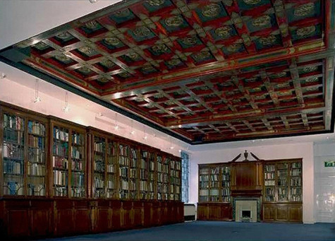 Những tài sản lớn của thư viện bao gồm Biblical Papyri (sách Kinh Thánh), một trong những bản sao lâu đời nhất được biết đến trong số bốn cuốn sách phúc âm và Acts of the Apostles (tạm dịch, Hành động của các tông đồ), những cuộn giấy Nhật Bản từ thế kỷ 17 và 18, bộ sưu tập sách Jade (của hoàng cung Trung Hoa) lớn nhất được lưu giữ bên ngoài Trung Quốc. Những tài sản lớn của thư viện bao gồm Biblical Papyri (sách Kinh Thánh), một trong những bản sao lâu đời nhất được biết đến trong số bốn cuốn sách phúc âm và Acts of the Apostles (tạm dịch, Hành động của các tông đồ), những cuộn giấy Nhật Bản từ thế kỷ 17 và 18, bộ sưu tập sách Jade (của hoàng cung Trung Hoa) lớn nhất được lưu giữ bên ngoài Trung Quốc.