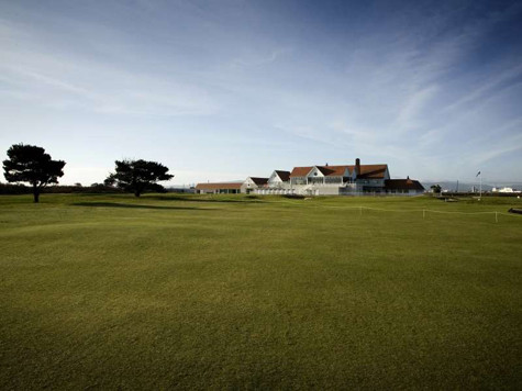 Bạn có thể đi dạo dọc bãi biển Dollymount Strand hay ghé thăm khu bảo tồn thiên nhiên và sân chim trên đảo. Trung tâm du khách mở cửa hằng ngày từ 10g-4g30 và dĩ nhiên miễn phí vé. Bạn có thể đi dạo dọc bãi biển Dollymount Strand hay ghé thăm khu bảo tồn thiên nhiên và sân chim trên đảo. Trung tâm du khách mở cửa hằng ngày từ 10g-4g30 và dĩ nhiên miễn phí vé.