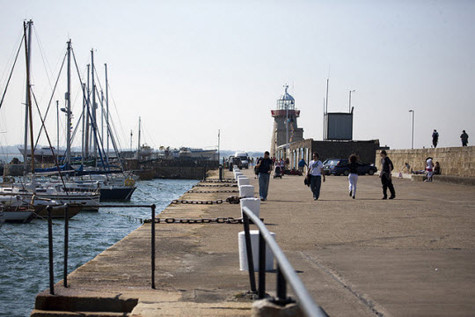 Con đường ven biển Howth Một cuộc đi dạo ở vùng ngoại ô Howth (vốn là một làng chài nhỏ) sẽ cho bạn cơ hội chiêm ngưỡng vẻ đẹp tự nhiên của Dublin. Con đường ven biển Howth Một cuộc đi dạo ở vùng ngoại ô Howth (vốn là một làng chài nhỏ) sẽ cho bạn cơ hội chiêm ngưỡng vẻ đẹp tự nhiên của Dublin.