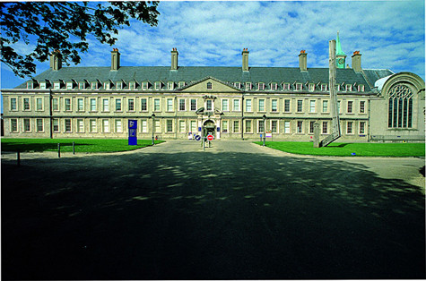 Bảo tàng Nghệ thuật hiện đại Ireland Nằm ở bệnh viện hoàng gia cũ Kilmainham, bảo tàng sở hữu khoảng 4.500 tác phẩm nghệ thuật cá nhân, bao gồm các tác phẩm từ vẽ, điêu khắc, đến nhiếp ảnh của nhiều nghệ sĩ. Bảo tàng Nghệ thuật hiện đại Ireland Nằm ở bệnh viện hoàng gia cũ Kilmainham, bảo tàng sở hữu khoảng 4.500 tác phẩm nghệ thuật cá nhân, bao gồm các tác phẩm từ vẽ, điêu khắc, đến nhiếp ảnh của nhiều nghệ sĩ.