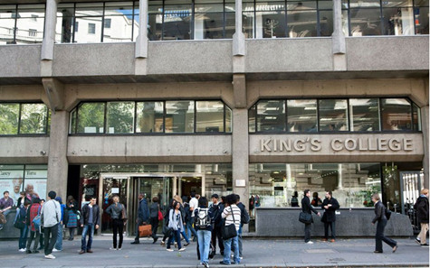 Xếp ở vị trí thứ 3 là King's College. Ngôi trường này là đại diện duy nhất của London và được sáng lập bởi Vua George IV cùng Công tước Wellington năm 1829. Tỷ lệ sinh viên đi làm ngay khi ra trường lên tới 95,2%. Xếp ở vị trí thứ 3 là King's College. Ngôi trường này là đại diện duy nhất của London và được sáng lập bởi Vua George IV cùng Công tước Wellington năm 1829. Tỷ lệ sinh viên đi làm ngay khi ra trường lên tới 95,2%.