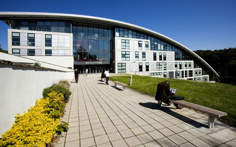 Đứng đầu danh sách này là Robert Gordon. Ngôi trường có trụ sở tại Aberdeen. Trường có mối liên hệ rất chặt chẽ với các doanh nghiệp thuộc các lĩnh vực như cơ khí, máy tính hay sức khỏe. Nhờ vậy, tỷ lệ sinh viên có việc làm của trường đạt tới con số đáng tự hào: 97,1%. >> Tham gia cuộc thi tìm hiểu Ireland để nhận giải thưởng lớn Đứng đầu danh sách này là Robert Gordon. Ngôi trường có trụ sở tại Aberdeen. Trường có mối liên hệ rất chặt chẽ với các doanh nghiệp thuộc các lĩnh vực như cơ khí, máy tính hay sức khỏe. Nhờ vậy, tỷ lệ sinh viên có việc làm của trường đạt tới con số đáng tự hào: 97,1%. >> Tham gia cuộc thi tìm hiểu Ireland để nhận giải thưởng lớn