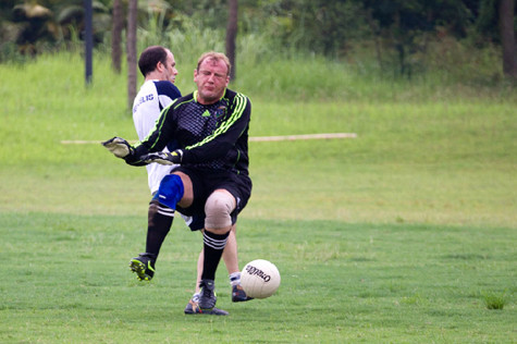 Thủ môn phải mặc áo màu khác với cầu thủ và không bị cản trở trong khu vực cấm (Giải VietCelts Hà Nội mở rộng năm 2009)