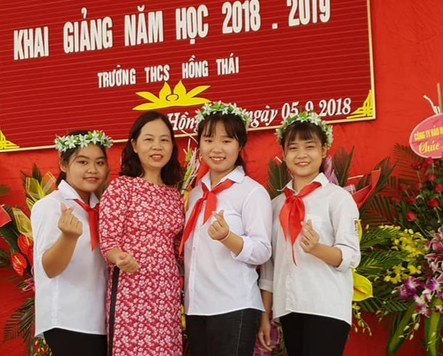 Nhà giáo Hoàng Thị Thúy Hằng – giáo viên môn Ngữ văn, Trường Trung học cơ sở Hồng Thái (Hà Nội) cùng các em học sinh. (Ảnh: NVCC). Nhà giáo Hoàng Thị Thúy Hằng – giáo viên môn Ngữ văn, Trường Trung học cơ sở Hồng Thái (Hà Nội) cùng các em học sinh. (Ảnh: NVCC).