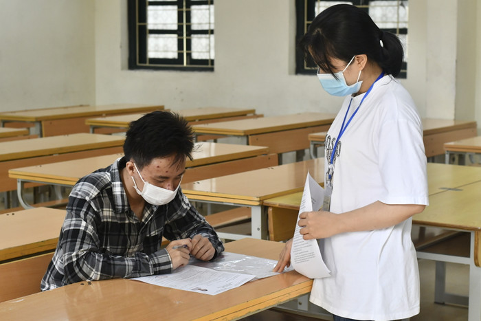 Thí sinh bị thủy đậu được bố trí ngồi ở phòng riêng để làm thủ tục dự thi và nghe phổ biến Quy chế thi. (Ảnh: Ngọc Mai).