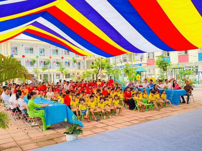 Cô và trò Trường Mầm non Hồng Thái trong buổi liên hoan văn nghệ. (Ảnh: Facebook nhà trường). Cô và trò Trường Mầm non Hồng Thái trong buổi liên hoan văn nghệ. (Ảnh: Facebook nhà trường).