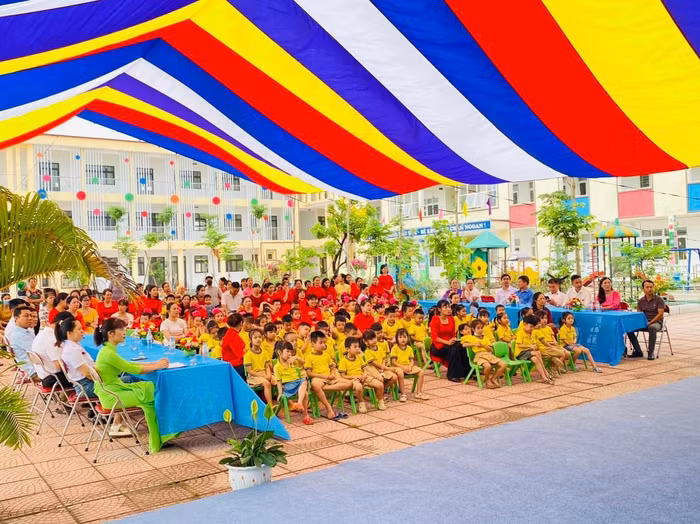 Cô và trò Trường Mầm non Hồng Thái trong buổi liên hoan văn nghệ. (Ảnh: Facebook nhà trường).