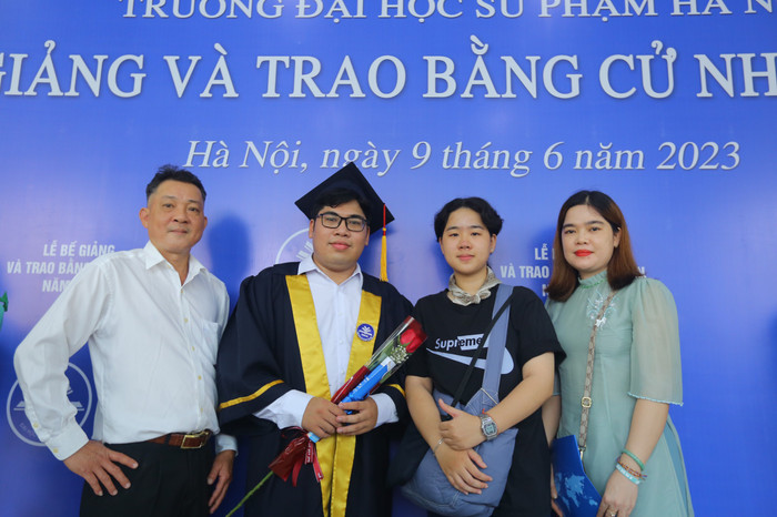 Thủ khoa Trịnh Quang Thạch chụp ảnh cùng gia đình trong Lễ tốt nghiệp năm 2023. (Ảnh: Nhân vật cung cấp). Thủ khoa Trịnh Quang Thạch chụp ảnh cùng gia đình trong Lễ tốt nghiệp năm 2023. (Ảnh: Nhân vật cung cấp).